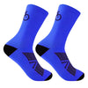 Une paire de chaussettes de vélo bleu vif avec des détails noirs sur fond blanc.