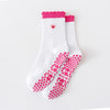 Weiße Strick-Yoga- und Fitnesssocken mit rosa Zierrand und Herzmustern