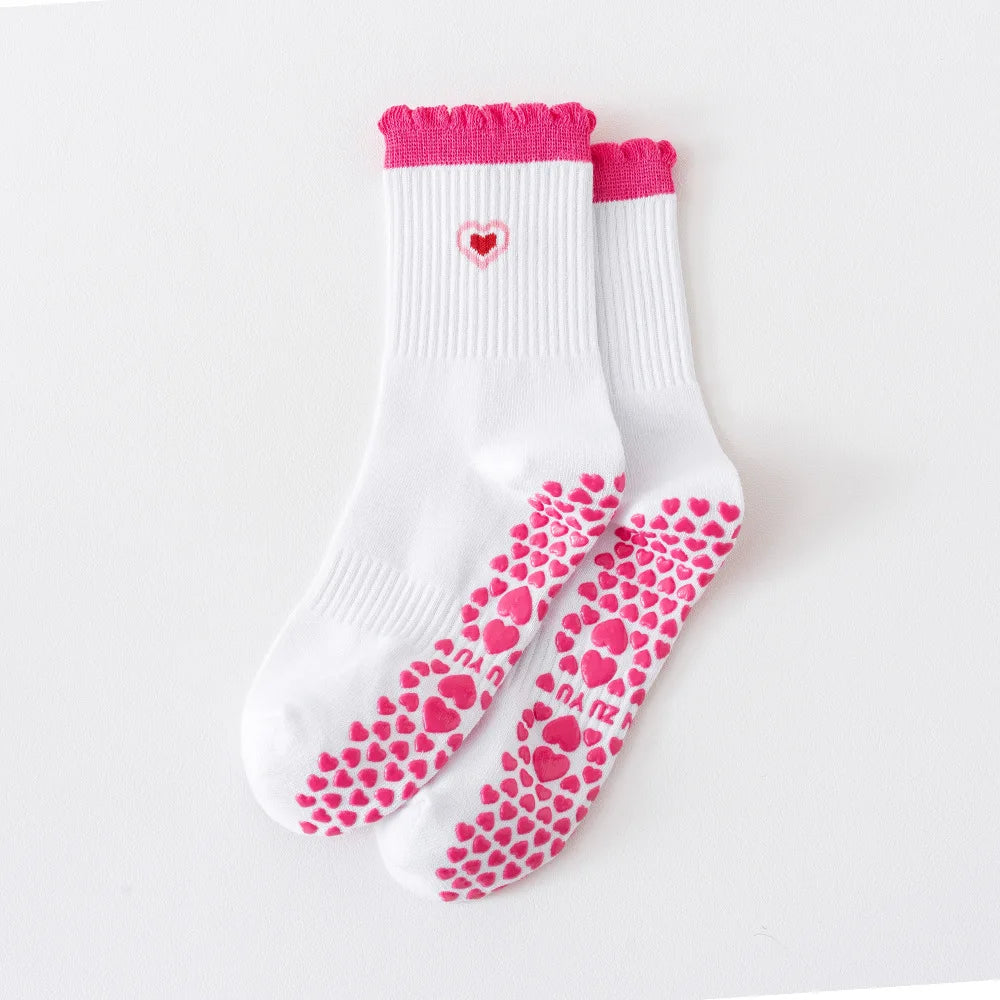Weiße Strick-Yoga- und Fitnesssocken mit rosa Zierrand und Herzmustern