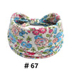 Bandeau en tissu à motifs floraux noué en nœud, adapté au yoga ou à l'exercice.