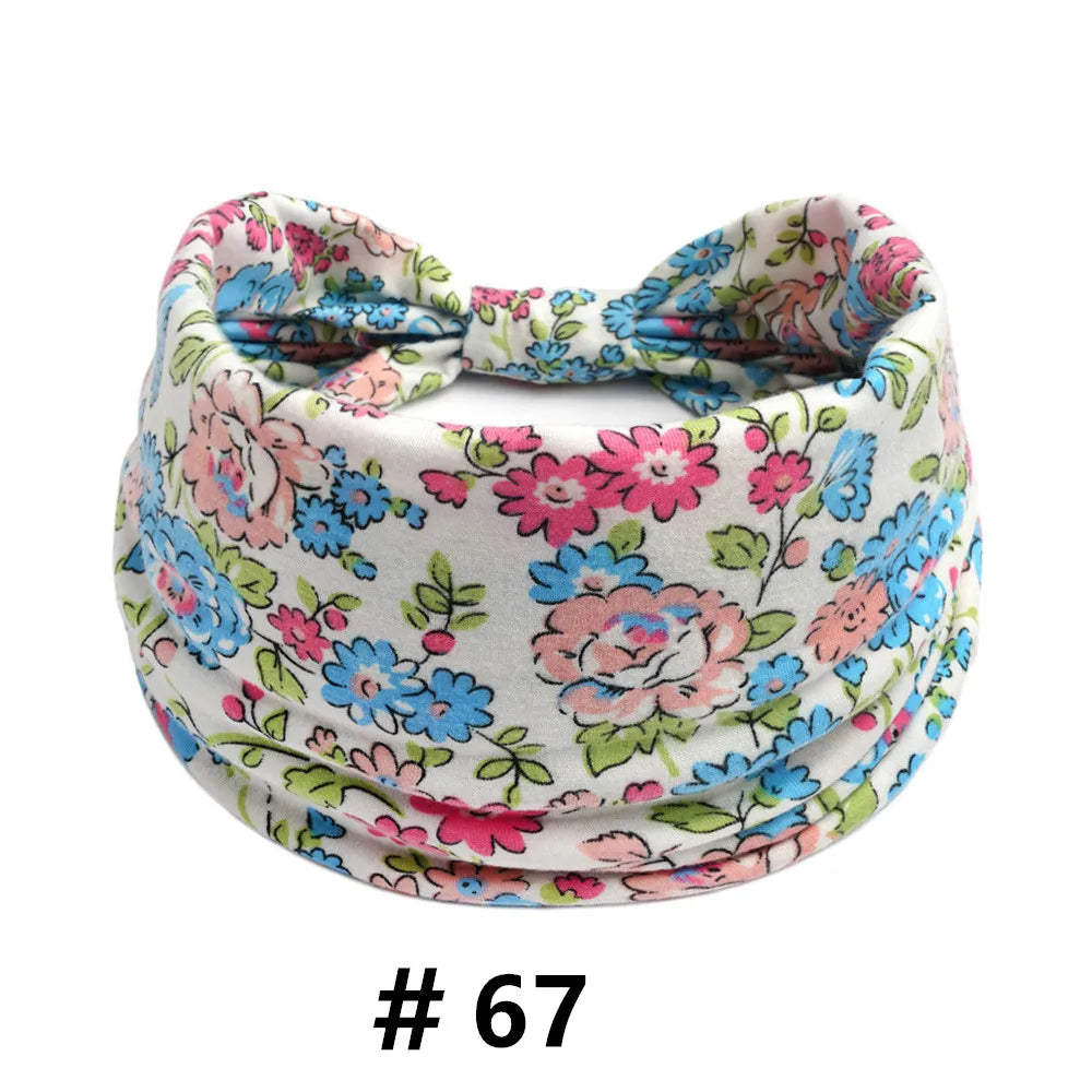 Bandeau en tissu à motifs floraux noué en nœud, adapté au yoga ou à l'exercice.