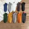 Eine Sammlung von Herren-Baumwoll-Knöchelsocken in verschiedenen Farben darunter Marineblau, Grau, Schwarz, Olivgrün, Gelb un