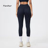 Eine Person trägt dunkelblaue, nahtlose Yoga-Leggings und ein passendes Oberteil in einer Ganzkörperaufnahme.