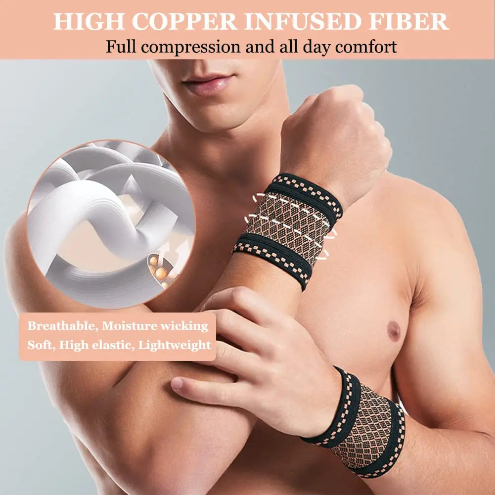 Un homme portant un support de poignet en fibre cuivre pour soulager la douleur sur son avant-bras.