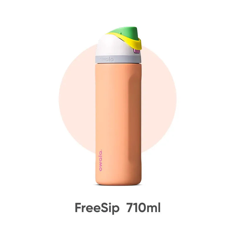 Orange isolierte Wasserflasche mit grünem Deckel und Strohhalm, beschriftet FreeSip 710ml.