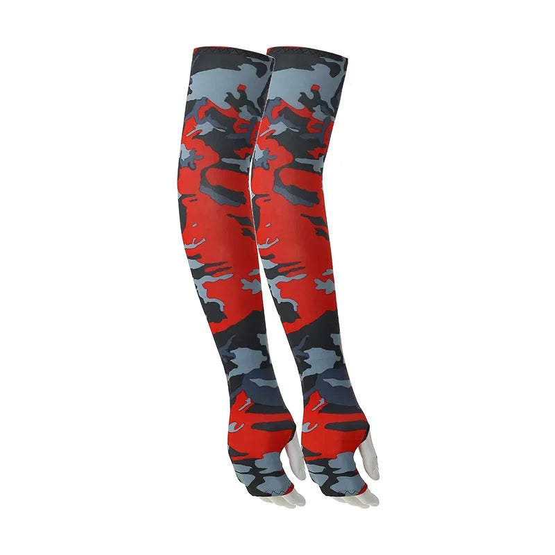 Ein Paar Unisex-Kühl-Armschuhe mit Camouflage-Muster in Rot und Grau.