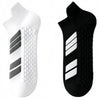 Une paire de chaussettes de sport blanches et noires vue de côté.