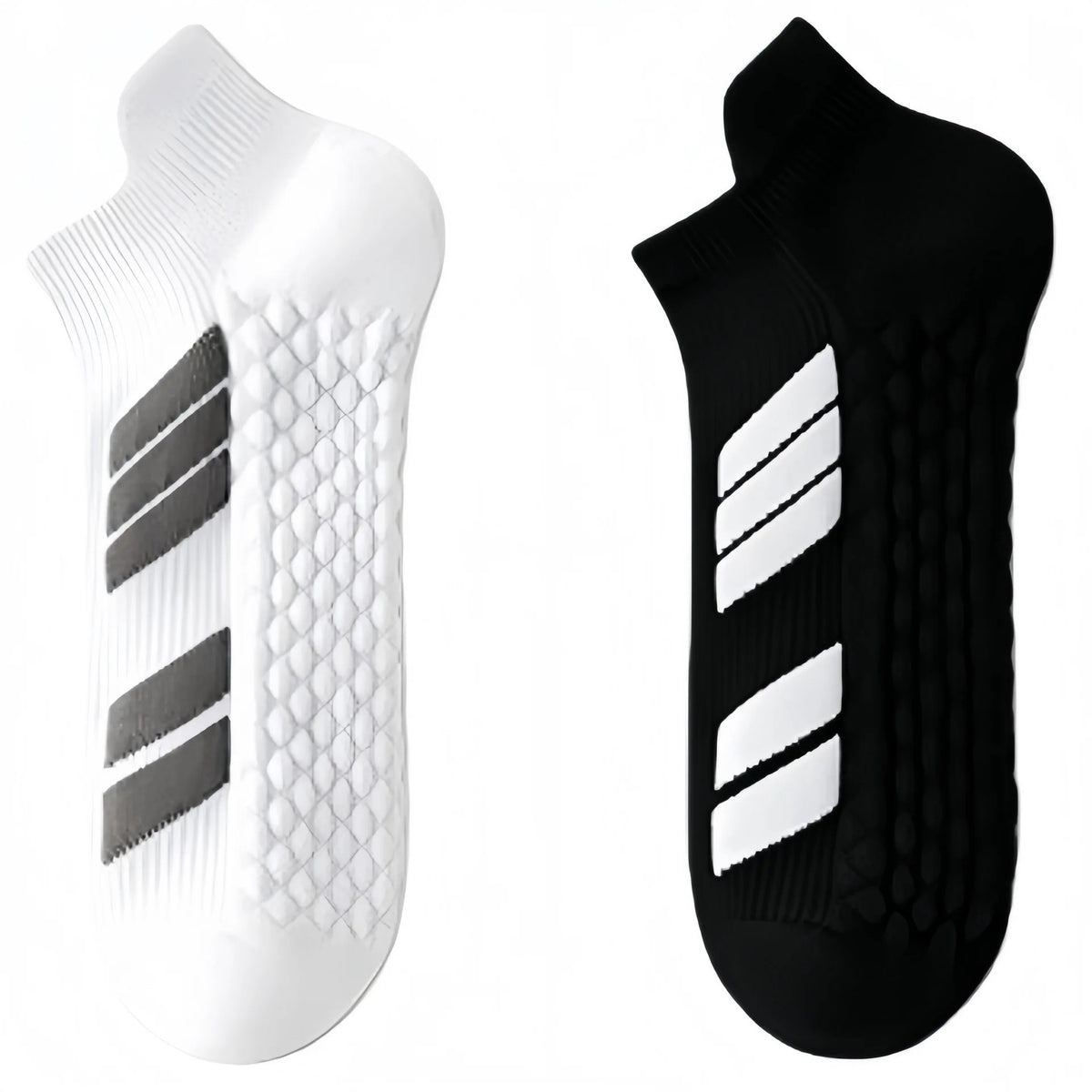 Une paire de chaussettes de sport blanches et noires vue de côté.
