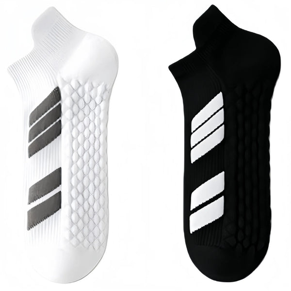 Une paire de chaussettes de sport blanches et noires vue de côté.