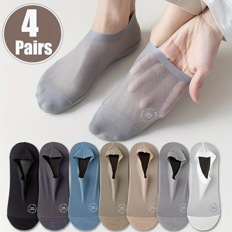 Un paquete de cuatro pares de calcetines de verano transpirables en varios colores neutros, mostrados junto a la mano de una 