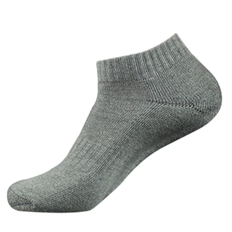 Calcetín deportivo gris de algodón para el tobillo, visto de lado.