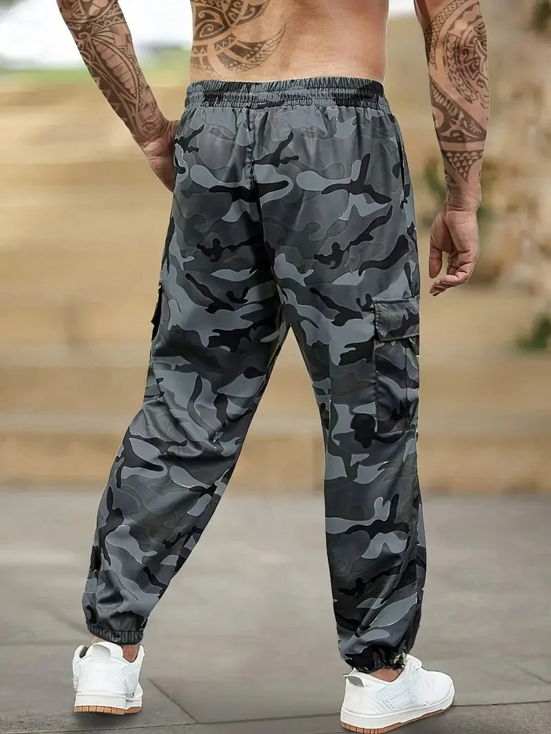 Pantalon cargo camouflage pour homme, motif vert foncé et noir.