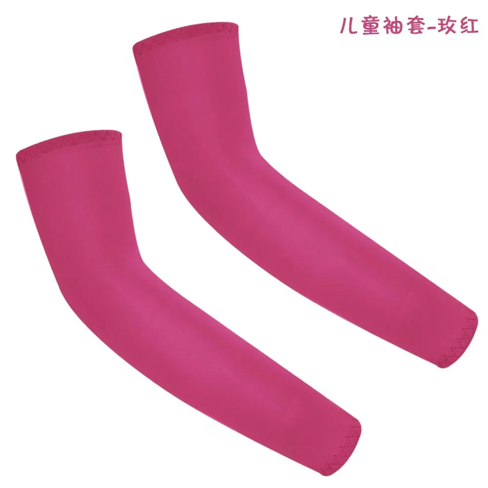 Un par de mangas protectoras UV de color rosa brillante para niños.