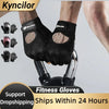 Schwarze Kyncilor Fitnesshandschuhe an einer Hand getragen und an einem Metallgegenstand befestigt.