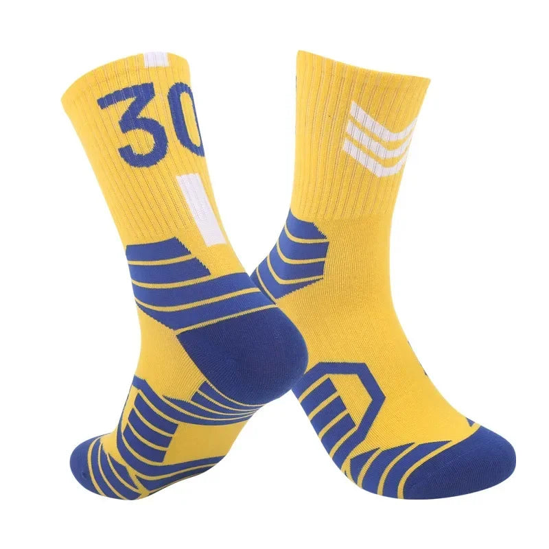 Ein Paar gelb-blaue dicke Basketballsocken mit der Nummer 30 am Knöchel