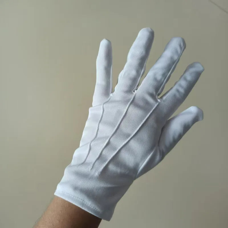 Una mano con guantes de algodón blancos se muestra contra un fondo claro.