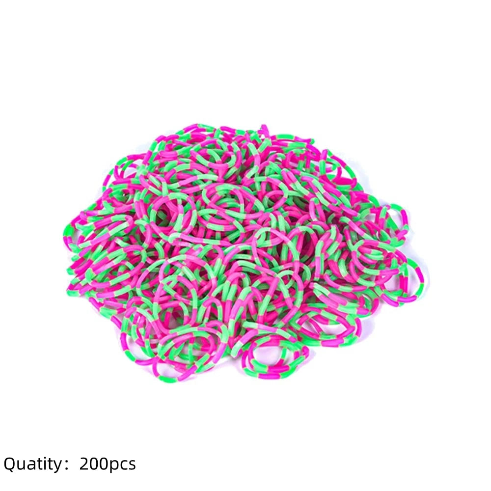 Pila de 200 bandas elásticas de telar rosas y verdes para hacer pulseras.