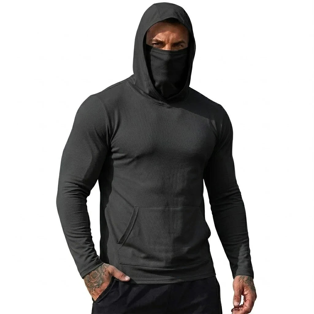 Ein Mann trägt ein schwarzes, leichtes Funktions-Kapuzenpullover-Shirt.