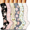 Ein Set von sechs floral gemusterten Kompressionsstrümpfen in verschiedenen Pastell- und gedämpften Farben.