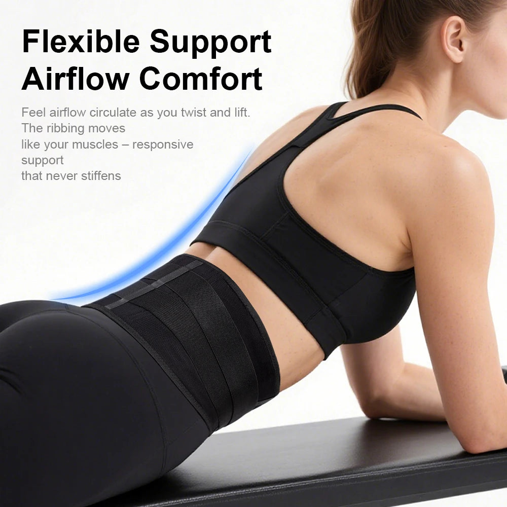 Eine Frau trägt einen schwarzen Airflow-Comfort-Stützgurt beim Training oder Dehnen.