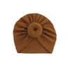 Einesdunkles braunes Baumwoll-Babyturban mit zusammengebundener Spitze und Rundknoten-Detail.