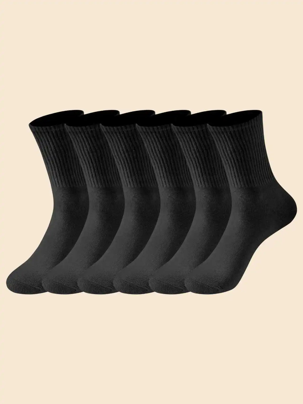 Eine Reihe schwarzer, gestreifter, atmungsaktiver Herrensocken vor hellem Hintergrund.