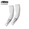 Ein Paar weiße UV-Schutz-Cooling-Armschuhe für Outdoor-Sport, vertikal dargestellt.