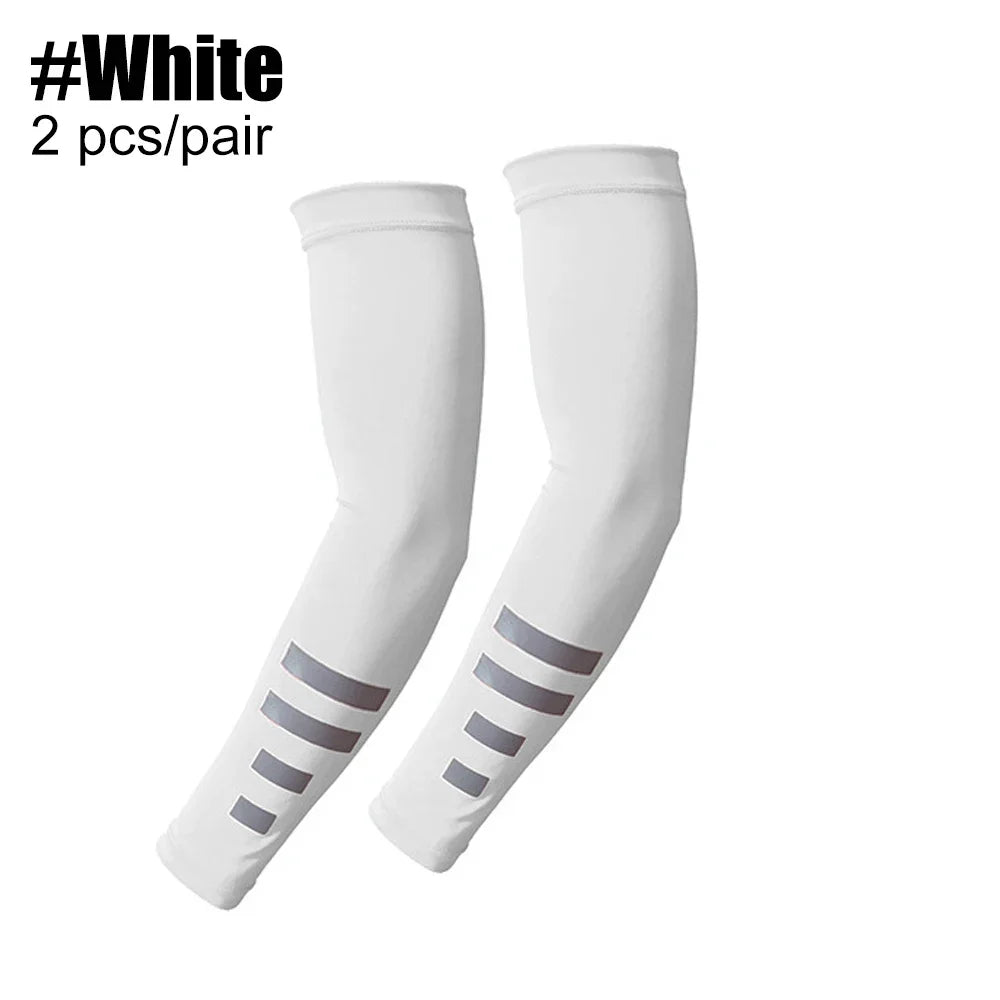 Ein Paar weiße UV-Schutz-Cooling-Armschuhe für Outdoor-Sport, vertikal dargestellt.