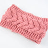 Diadema de punto rosa con textura acanalada.