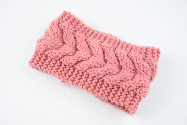 Diadema de punto rosa con textura acanalada.