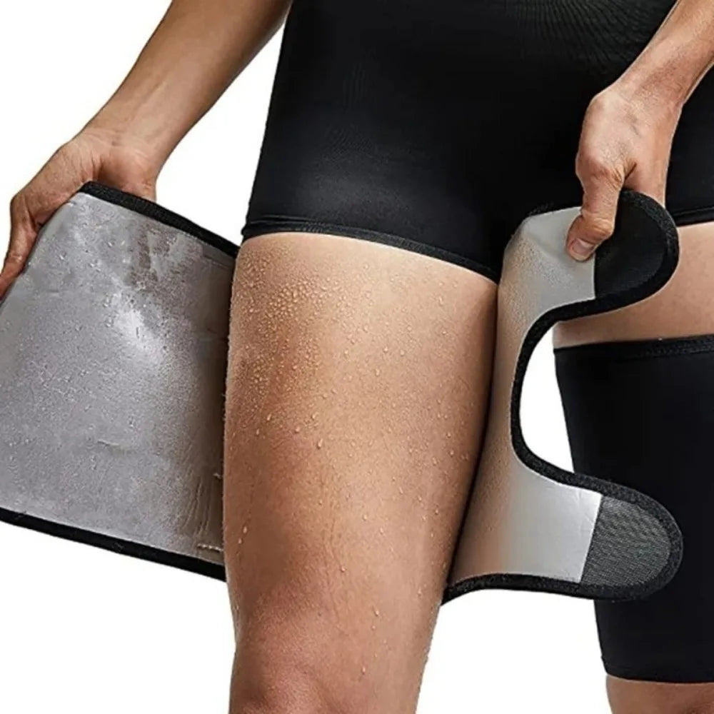 Eine Person benutzt ein verstellbares Oberschenkel-Trimmergerät für ein Workout oder Fettverbrennung.