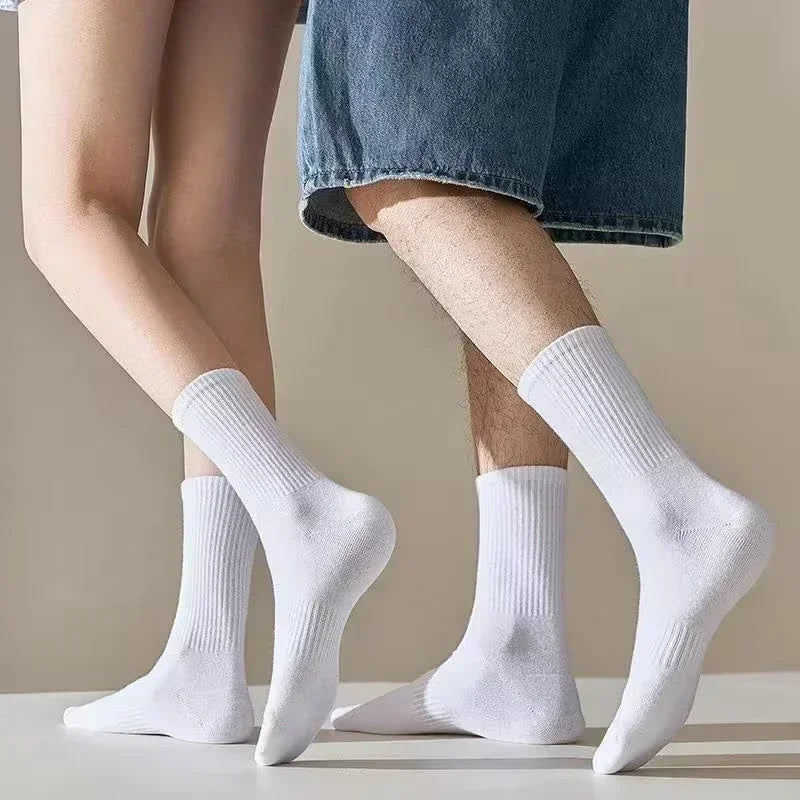 Une paire de chaussettes en coton pour hommes, en mélange, pour le sport et le quotidien, portées sur les pieds d'une personn