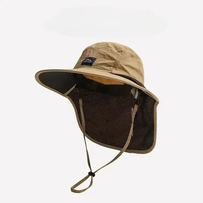 Beige Sonnenhut mit breiter Krempe und Netzpanel sowie verstellbare Halsriemen.