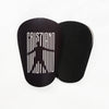 Protectores de espinilla negros mini de fútbol con texto blanco y silueta de una persona.