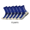 Sechs Paar blaue und graue Performance-Sportsocken zur Rutschfestigkeit in einer Reihe.