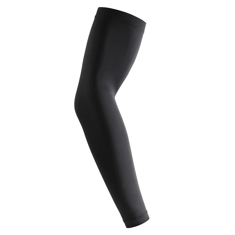 Schwarze Ice-Seide-UV-Armmanschette auf einem Arm einer Person.