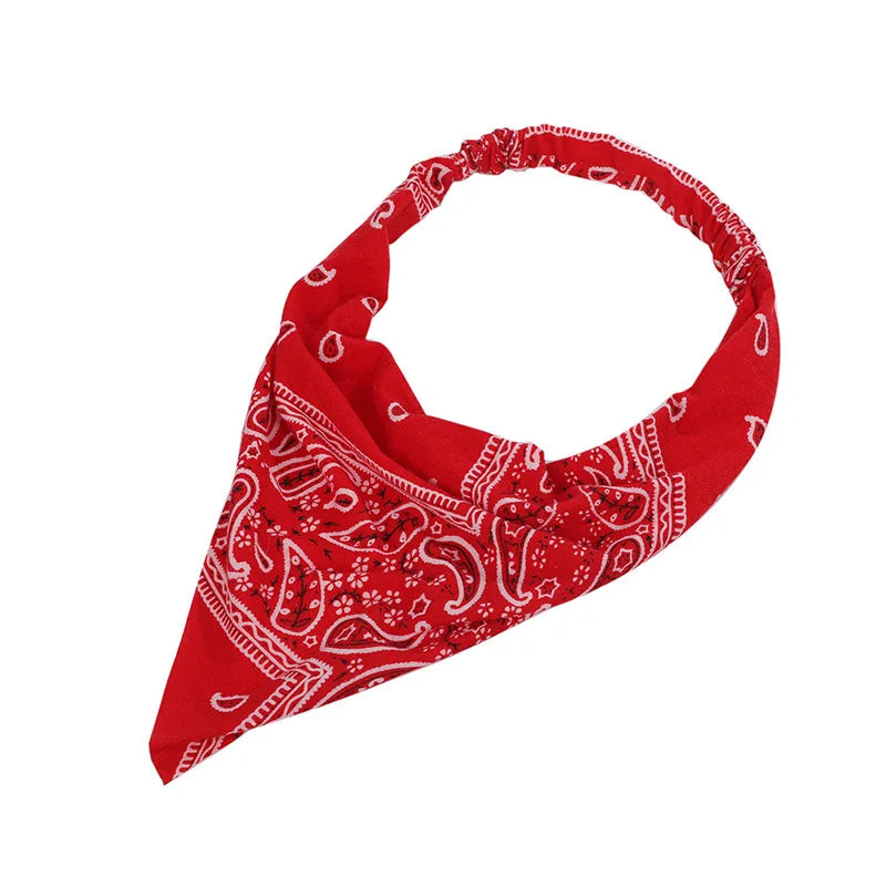 Pañuelo triangular boho paisley rojo atado al cuello.