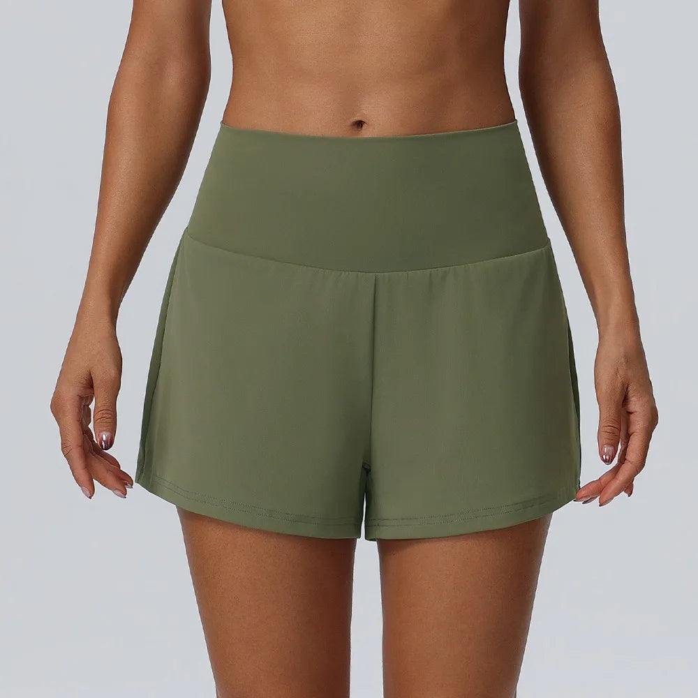 Model trägt olivgrüne Damen-Quick-Dry-Sportshorts.