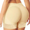 Gros plan d'un sous-vêtement moulant sans couture beige porté par une personne.