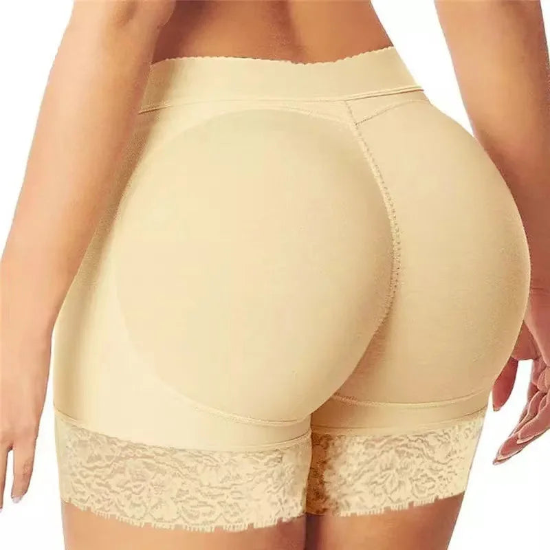 Gros plan d'un sous-vêtement moulant sans couture beige porté par une personne.