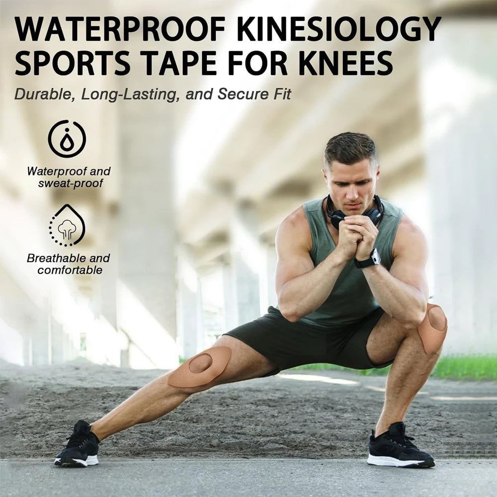 Ein Mann demonstriert wasserdichte Kinesiologie-Sportbandage auf seinem Knie beim Training.