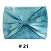 Un bandeau en coton tie-dye bleu clair noué en nœud.