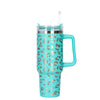 Tasse isotherme en acier inoxydable turquoise avec motif léopard et paille transparente.