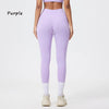 Lila, nahtlose Yoga-Leggings mit hoher Taille, getragen von einem Model, kombiniert mit weißen Socken und hellen Sportschuhen