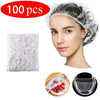 Una mujer lleva un gorro de ducha desechable transparente para extensiones o trenzas, con un paquete de gorros visible