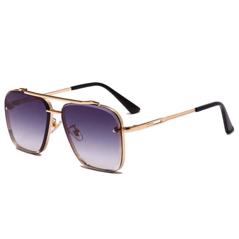 Gafas cuadradas de metal dorado con brazos negros y lentes morados