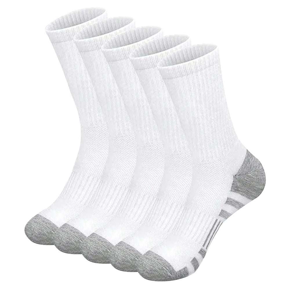Ein Stapel weißer und grauer, gestreifter, atmungsaktiver Herrensocken von der Seite.