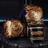 Ein Paar schwarze Boxhandschuhe mit einem kunstvollen Gold- und Schwarzdrachendesign.