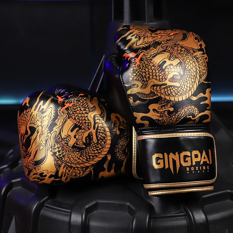 Ein Paar schwarze Boxhandschuhe mit einem kunstvollen Gold- und Schwarzdrachendesign.