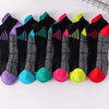 Ein Set von sechs feuchtigkeitsableitenden, atmungsaktiven Sportsocken für Damen in verschiedenen Farben und Mustern.